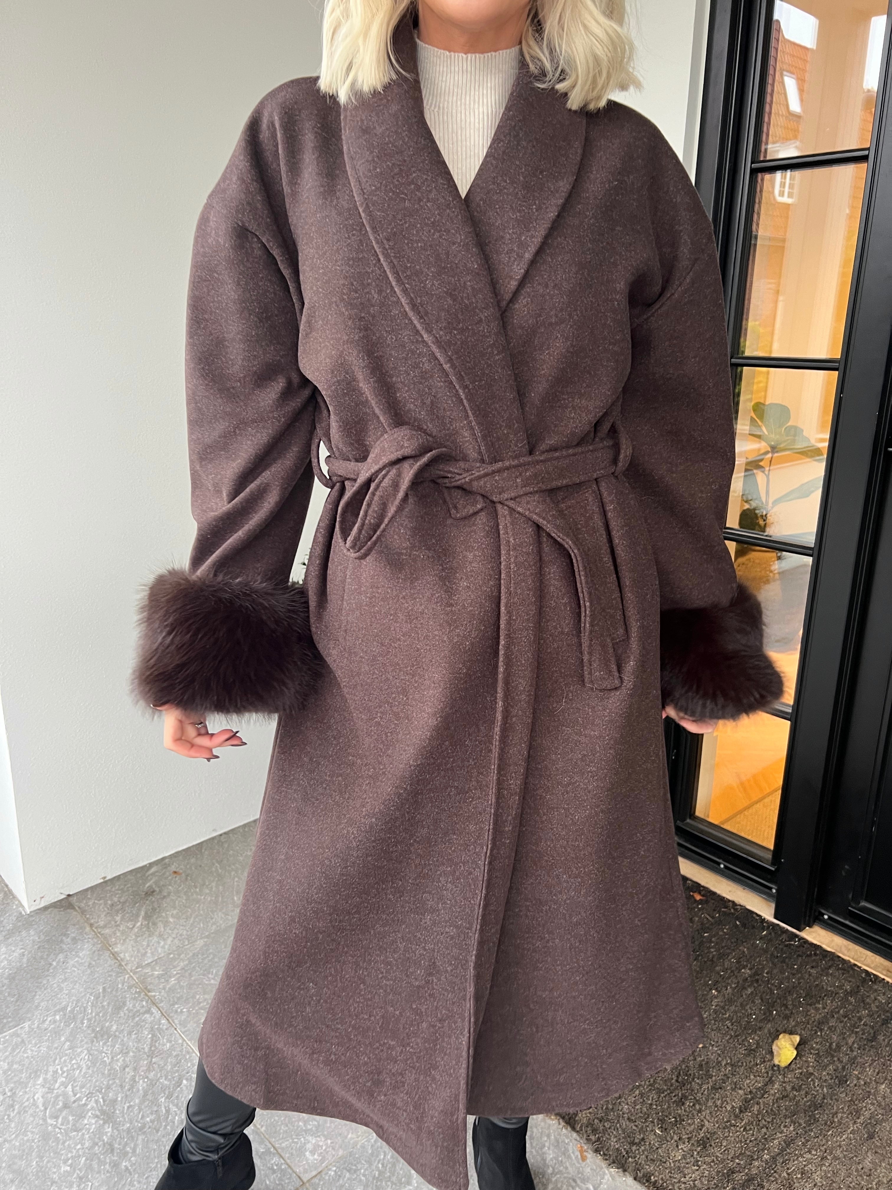 Livia - Elegant lång kappa med mjuk fuskpäls vid ärmkanterna